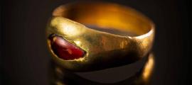 The Hellenistic gold ring found in the Dity of David, Jerusalem.         Source: Israel Antiquities Authority