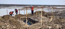 Workers excavating the Hun warrior tomb which was discovered at one of several archaeological sites unearthed during the construction of a highway in Romania. Source: CNAIR / Vasile Pârvan Institute of Archaeology