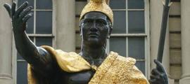 Statue of King Kamehameha I, standing in front of Ali'iolani Hale in Honolulu.  Source:  (User:J JMesserly/CC BY-SA 3.0)
