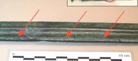Image of the sword from Lloseta and detail of the burrs on the edge of the blade