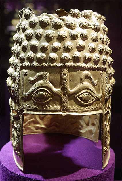 Se creía que los ojos estilizados del casco de Coțofenești alejaban la magia maligna (© Radu Oltean / Wikimedia Commons)