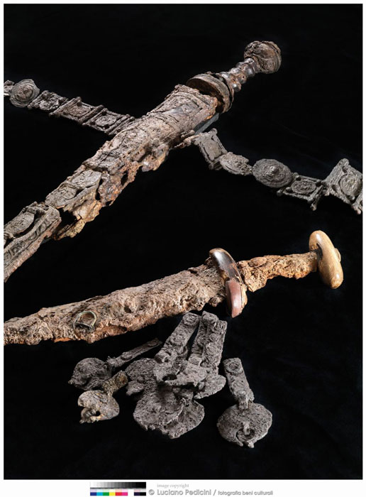 La espada, puñal y cinturón encontrados junto al soldado romano de Herculano. (Luciano Pedicini / Parque Arqueológico de Ercolano)