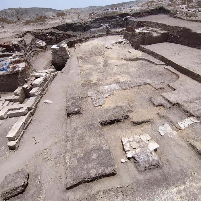 El sitio del montículo del templo donde se desenterraron los tesoros rituales. Crédito: Ministerio de Turismo y Antigüedades