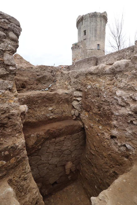 The temple and helmets were found at the ‘acropolis’ of Velia. (Parco Archeologico Paestum)