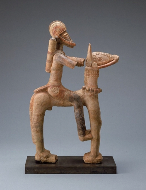 Una estatuilla de terracota de un guerrero de caballería del Imperio de Malí, siglos XIII-XV en el Museo Nacional de Arte Africano, Washington DC (Dominio público)