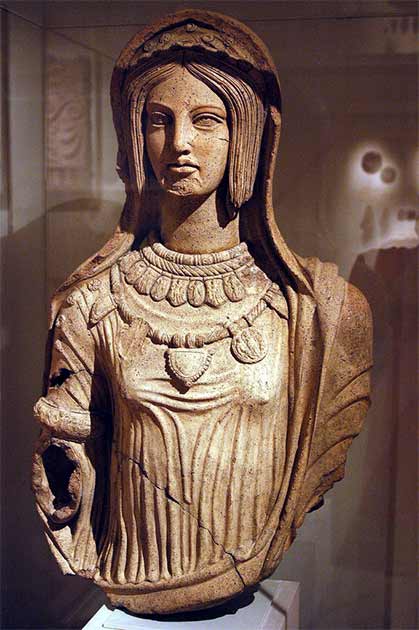 Figura etrusca de terracota de una mujer joven, finales del siglo IV-principios del siglo III a.C. AD (CC por 2.0 / AlkaliSoaps)