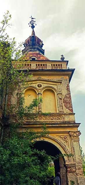 The towering portico doubles as the chateau’s main entrance and is also its crowning feature. (Aleksa Vučković)