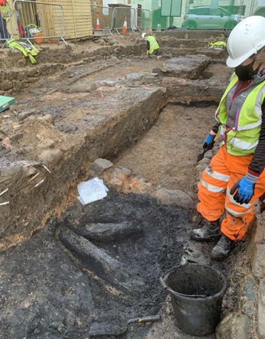 El equipo descubrió los restos de dos estructuras incendiadas en 99 Church Street que datan de la Escocia medieval. (AOC Arqueología)