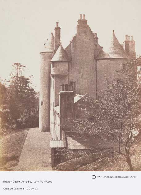 El castillo de Kelburn ha sufrido varias expansiones y renovaciones a lo largo de los siglos. Foto de mediados del siglo XIX de John Muir Wood (National Galleries Scotland / CC BY NC)