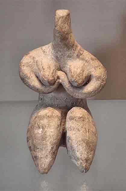 Venus of Willendorf. Right: Fertility figurine, 6000-5100 BC. (Oke/CC BY-SA 3.0), (Louvre Museum/CC BY-SA 4.0)